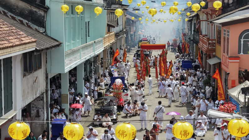 พังงา-เสียงประทัดกว่า 1 ล้านนัด สนั่นเมืองเก่าตะกั่วป่า พิธีอิ้วเก้งแห่พระรอบเมืองวันขึ้น 6 ค่ำ สุดยิ่งใหญ่