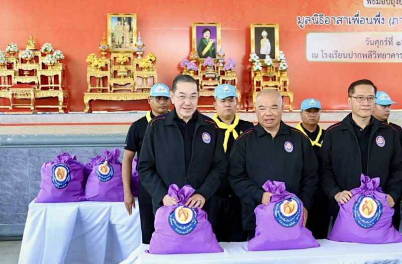 นครนายก – มูลนิธิอาสาเพื่อนพึ่ง (ภาฯ) ยามยาก สภากาชาดไทย เชิญถุงยังชีพพระราชทาน 4,200 ถุง ช่วยเหลือผู้ประสบอุทกภัยในพื้นที่จังหวัดนครนายก จังหวัดปราจีนบุรี จังหวัดฉะเชิงเทรา และจังหวัดสระแก้ว