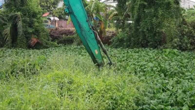 ชาวบ้านเมืองสงขลา หวาดผวาฝนตกหนักน้ำท่วมสูงหลังผักตบชวายังเต็มคลองสายหลัก ขณะที่เทศบาลฯยืมเครื่องมือจาก อบจ.เร่งขุดลอก