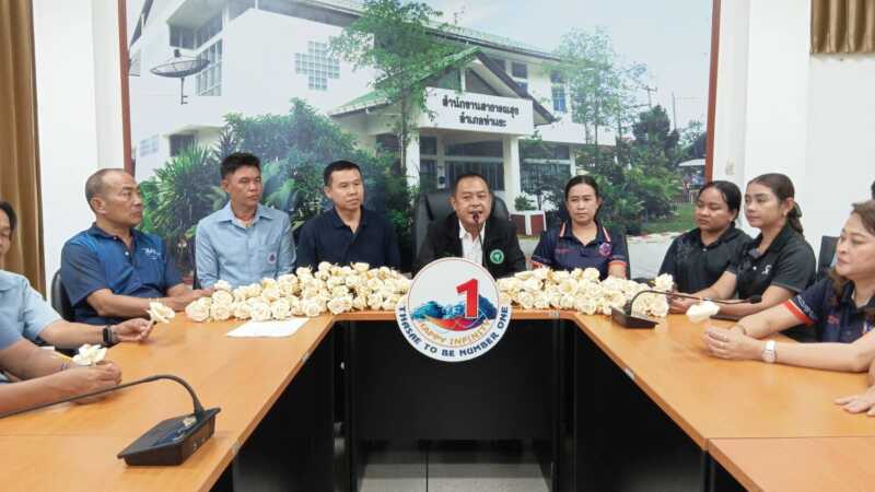 ชุมพร – ​พสกนิกรกลั่นน้ำตาเป็นพลัง! สาธารณสุข และ อสม. ทั้ง 8 อำเภอ ร่วมแรงร่วมใจประดิษฐ์ดอกไม้จันทน์ เตรียมส่งมอบผู้ว่าราชการจังหวัดเพื่อใช้ในงานพระราชพิธีถวายพระเพลิงพระบรมศพ ยืนยันผลิตเต็มกำลังให้เพียงพอรองรับประชาชนร่วมถวายความอาลัยแน่นอน!