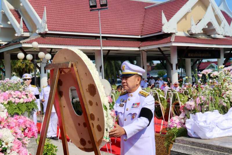 ชลบุรีน้อมรำลึก “วันปิยมหาราช” ผู้ว่าฯ นำพสกนิกรทุกหมู่เหล่าวางพวงมาลาถวายราชสักการะ รัชกาลที่ 5