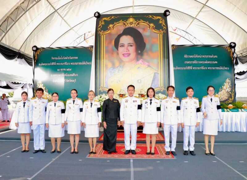 ผู้ว่าฯ ชลบุรี นำข้าราชการและประชาชน ร่วมพิธีถวายพระราชกุศล–ถวายดอกไม้จันทน์ น้อมรำลึกในพระมหากรุณาธิคุณ “สมเด็จพระพันปีหลวง”