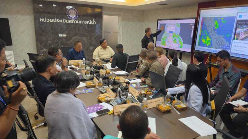 เทศบาลนครหาดใหญ่ ประชุมติดตามสถานการณ์น้ำและเฝ้าระวังอุทกภัย พร้อมถอดบทเรียนพื้นที่ นำมาวางแผนตั้งรับเชิงรุก ประสานกำลัง ทหาร ตำรวจ อส. เตรียมพร้อมรับมือ และวางมาตรการปิดกั้นสะพานห้ามจอดรถ