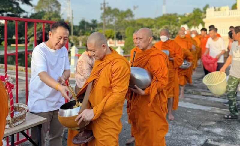 ผู้ว่าฯ นริศ ชลบุรีร่วมสืบสานประเพณีตักบาตรเทโวโรหณะถวายข้าวต้มหาง สืบทอดศรัทธาแห่งพระพุทธศาสนา รักษามรดกวัฒนธรรมอันงดงามจากรุ่นสู่รุ่น
