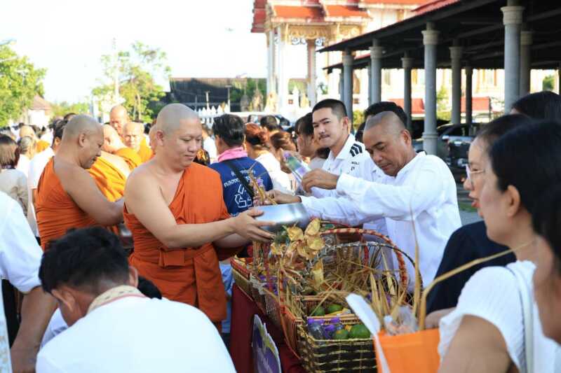 “นายก อิฏ” นำทีมเทศบาลคลองตำหรุ ร่วมสืบสานประเพณีตักบาตรเทโวโรหณะเนื่องในวันออกพรรษา