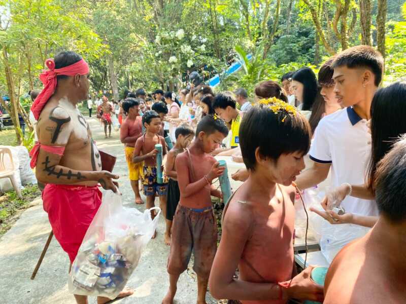 ตราด!ประชาชน นักท่องเที่ยวร่วมงานตักบาตรเทโวโรหณะริมทะเลไม้รูด จ.ตราด กันอย่างล้นหลาม