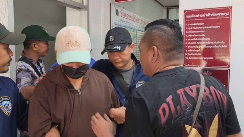 พ่อกอดคอ ให้กำลังใจ “ยูเว่” ก่อนถูกตำรวจคุมตัวฝากขังศาลจังหวัดสงขลา ยืนยันไม่ยื่นประกันตัวลูกชาย