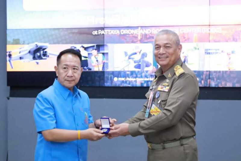 ผู้ว่าฯ ชลบุรี ต้อนรับองคมนตรี ร่วมติดตามการฝึกอบรมนักบินโดรนขั้นพื้นฐาน เสริมทักษะครูทั่วประเทศ เรียนรู้กฎหมายและการบินอย่างถูกต้องปลอดภัย
