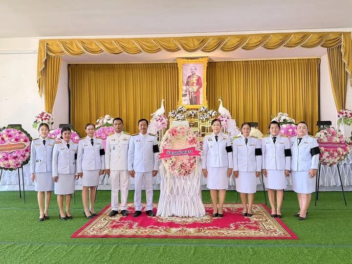 ลพบุรี – อำเภอท่าหลวง จัดพิธีถวายพวงมาลาสักการะ เพื่อน้อมรำลึกถึงพระมหากรุณาธิคุณ เนื่องในวันคล้ายวันสวรรคต พระบาทสมเด็จพระปรมินทรมหาจุฬาลงกรณ์ พระจุลจอมเกล้าเจ้าอยู่หัว รัชกาลที่ 5 “วันปิยมหาราช”