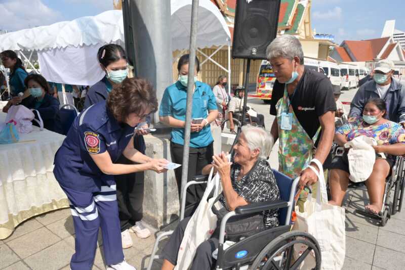 วัดเทพศิรินทราวาสราชวรวิหาร ร่วมกับ มูลนิธิป่อเต็กตึ๊ง จัดพิธีทิ้งกระจาด (ซิโกว) แจกเครื่องอุปโภคบริโภคแก่ผู้ยากไร้ 1,200 ชุด รวมมูลค่ากว่า 2.9 แสนบาท ณ วัดเทพศิรินทราวาสราชวรวิหาร เขตป้อมปราบศัตรูพ่าย กรุงเทพฯ