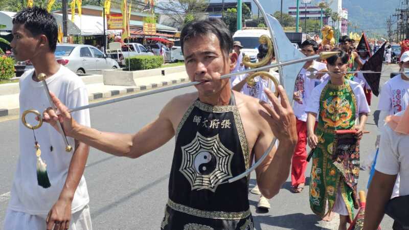 พังงา-ยิ่งใหญ่ ศาลเจ้าในเมืองพังงาร่วมใจทำพิธีอิ้วเก้ง แห่พระรอบเมือง ม้าทรงโชว์อภินิหาร ประชาชน–นักท่องเที่ยวเข้าร่วมจำนวนมาก
