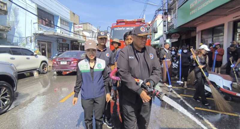 นครนายก – เทศบาลเมืองนครนายก ร่วมกับจังหวัดนครนายก จัดกิจกรรมรวมพลัง BIG CLEANlNG DAY เก็บขยะ ล้างพื้นผิวจราจรเนื่องจากเกิดอุทกภัยน้ำท่วมในเขตเทศบาลเมืองนครนายก
