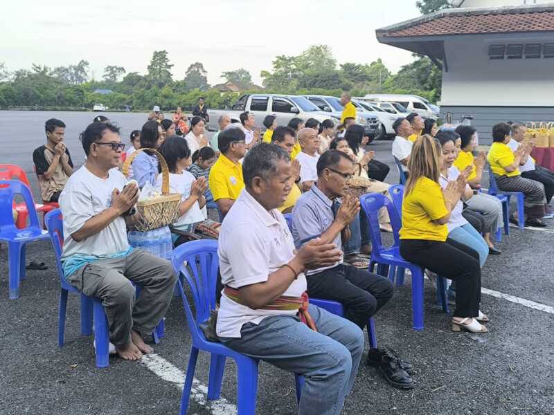นครนายก – ชาวจังหวัดนครนายก ทำบุญใส่บาตรเพื่อ’พ่อ’ ร.9 ครั้งนี้จัดแบบเรียบง่าย ณ เขื่อนขุนด่านปราการชล
