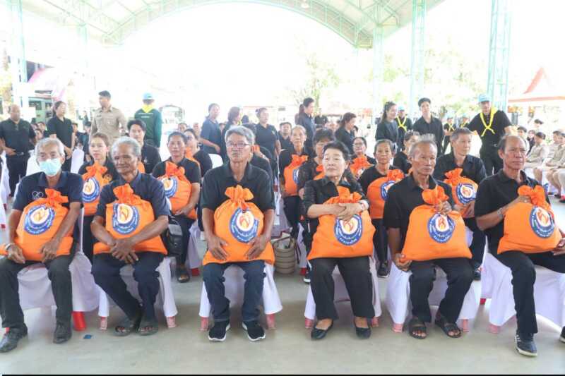 นครนายก – มูลนิธิอาสาเพื่อนพึ่ง (ภาฯ) ยามยาก สภากาชาดไทย เชิญถุงยังชีพพระราชทาน 4,200 ถุง ช่วยเหลือผู้ประสบอุทกภัยในพื้นที่จังหวัดนครนายก จังหวัดปราจีนบุรี จังหวัดฉะเชิงเทรา และจังหวัดสระแก้ว