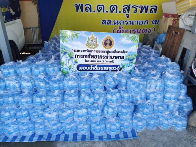 นครนายก – ผู้การแดงและน้องสาว ผู้การแดง ลงพื้นที่ช่วยเหลือพี่น้องประชาชน ส่งกำลังใจถึงพี่น้องผู้ประสบภัยน้ำท่วม จังหวัดนครนายก