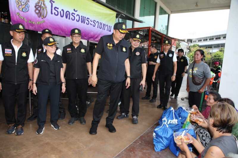 “ไม่ทิ้งกัน รมว.สุชาติ” ลุยลาดกระบังอีกรอบ เติมขวัญกำลังใจพี่น้องผู้ประสบภัย ส่งต่อความสุขยามวิกฤต