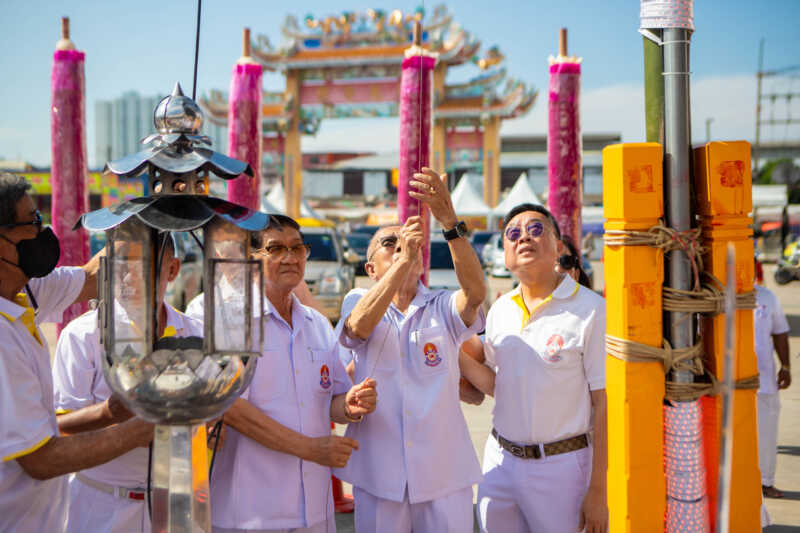 พัทยา เปิดเทศกาลกินเจ 2569 สุดคึกคัก สาธุชนชุดขาวร่วมพิธีอัญเชิญเทพยดาฟ้าดิน แห่องค์กิ้วอ้วงฮุกโจ้ว ประดิษฐานโรงเจนาเกลือ