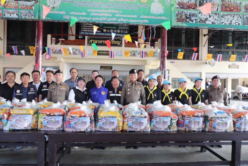 “ ผู้การนครปฐม ! ลงพื้นที่นครชัยศรี ลุยน้ำนำเครื่องอุปโภคบริโภคช่วยเหลือเพื่อบรรเทาความเดือดร้อน ผู้ประสบภัยน้ำท่วมในพื้นที่วัดลานตากฟ้า”