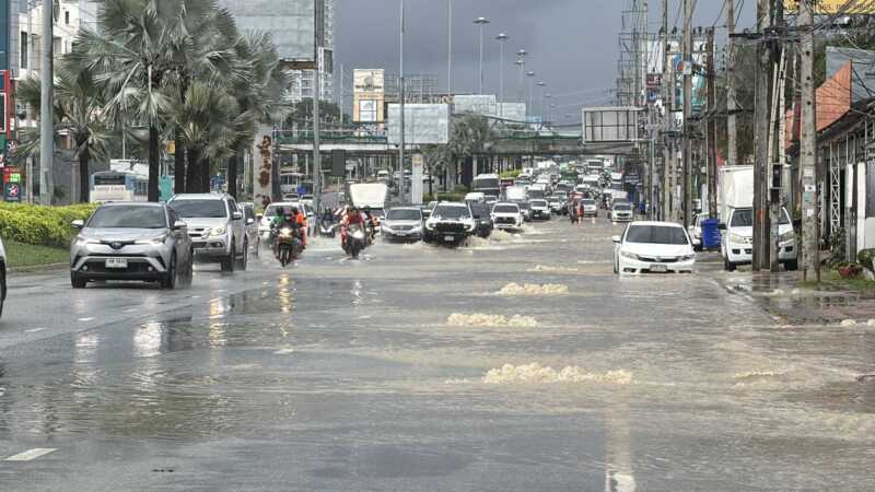 ฝนถล่มพัทยา! น้ำท่วมขังสุขุมวิทพัทยาใต้ รถติดหนัก ปิดช่องจราจรซ้าย รถเล็กผ่านลำบาก กรมอุตุฯ เตือนภาคตะวันออกยังเสี่ยงฝนตกหนัก