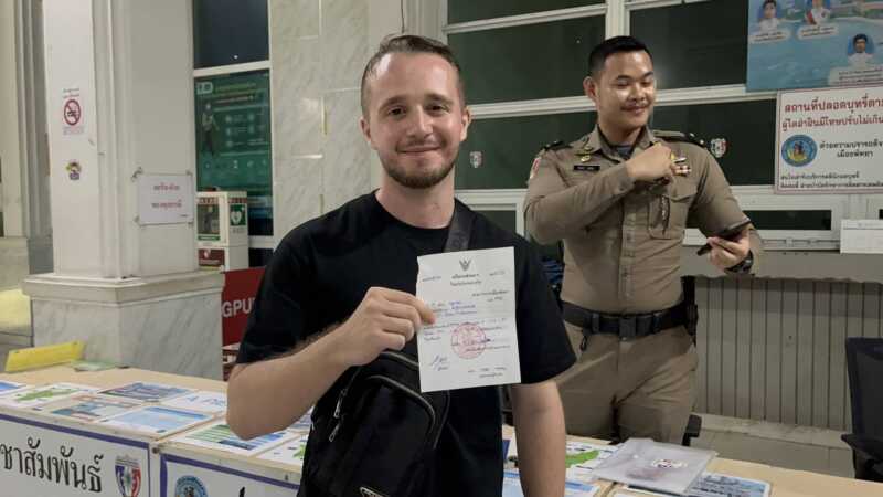สาวไทยร้องโรงพักพัทยา แฟนฝรั่งถูกยึดมือถือปมฉี่ที่สาธารณะ
