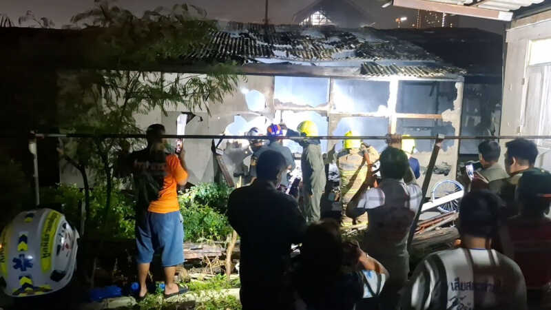 ระทึก ไฟไหม้ชุมชนบ้านไม้หน้าวัดไตรสามัคคีวอด เร่งระดมดับหวั่นลุกลาม