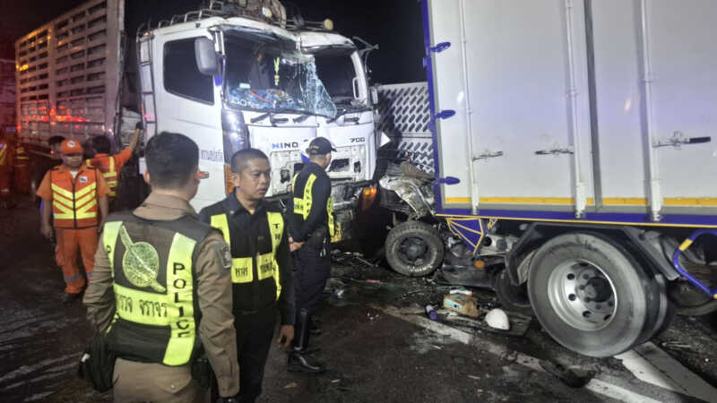 ประมาทจนได้เรื่อง 18 ล้อ ยางระเบิดใช้สลิงรั้งฝืนขับต่อ เสียหลักพุ่งอัดกระบะ ดับสยองเด็ก 6 ขวบ นอนรอพ่อซ่อมรถบนทางด่วน