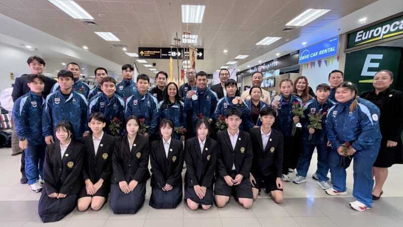 คณะเจ้าหน้าที่และนักกีฬายกน้ำหนักทีมชาติไทย ชุดเข้าร่วมแข่งขันกีฬาเอเชี่ยนเกมส์ ครั้งที่ 20 ที่เมืองนาโกย่า ประเทศญี่ปุ่น เดินทางกลับถึงจังหวัดเชียงใหม่โดยสวัสดิภาพ