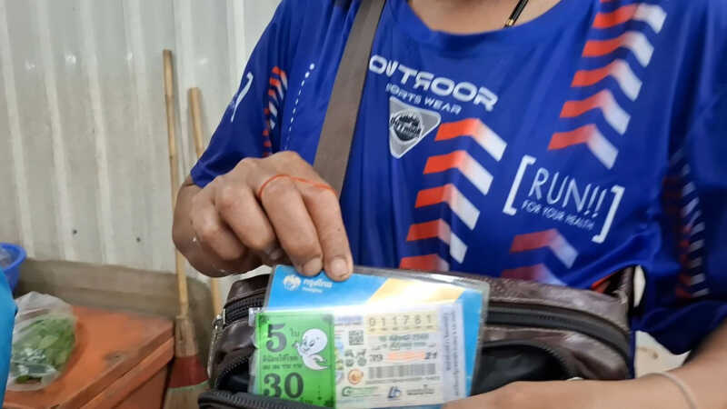 ซื้อช่วยเพื่อน รับโชค 30 ล้าน พ่อค้าผักสำโรงเฮลั่น แจกผักฟรีทั้งร้าน