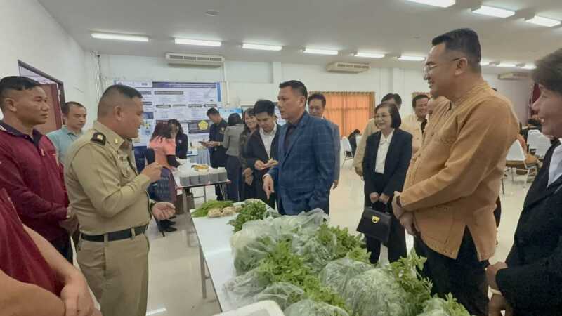 พ่อเมือง มุกดาหาร เป็นประธานในพิธีเปิดป้ายศูนย์เรียนรู้การแก้ไขปัญหาความยากจน วิทยาลัยชุมชน มุกดาหาร