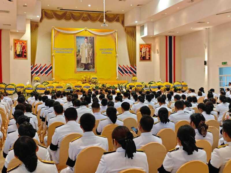 ผบก.ภ.จว.มุกดาหาร พร้อมข้าราชการตำรวจในสังกัดร่วมพิธี พระพุทธมนต์และทำบุญตักบาตรถวายพระราชกุศล วันคล้าย วันสวรรคต พระบาทสมเด็จพระบรมชนกาธิเบศร มาหาภูมิพลอดุลยเดช มหาราช บรมนาถบพิตร