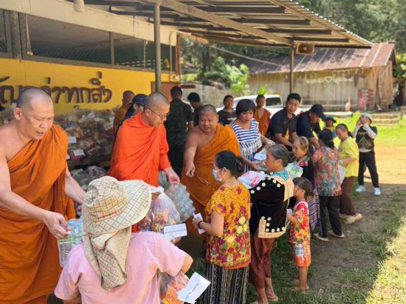 น้ำป่าทะลักกำแพงเพชร! ซัดสะพานขาด-ดินสไลด์ปิดทาง ชาวบ้านโละโคะถูกตัดขาด 148 ครัวเรือน “พระอาจารย์หมู” เร่งลุยพื้นที่มอบถุงยังชีพช่วยเหลือ