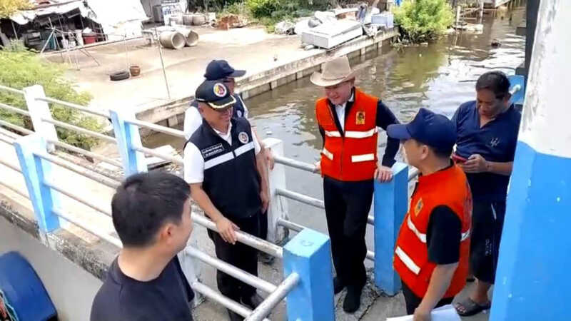 ผู้ว่าฯสมุทรปราการ ลงเรือสำรวจคลองลาดกระบัง-คลองสำโรง ติดตามการระบายน้ำ