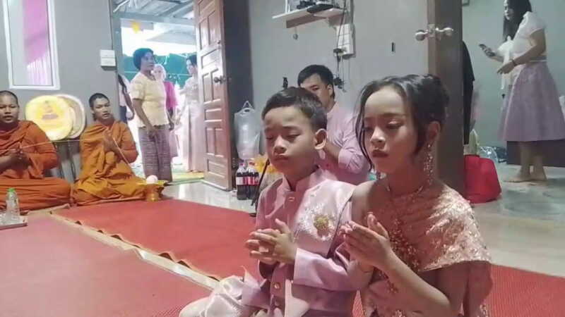 อ่างทอง – สีสันงานวิวาห์เด็กแฝดชายหญิงวัย7ขวบแก้เคล็ดเพื่อที่จะได้ไม่เจ็บป่วย ทางบ้านมีการจัดขบวนขันหมากสินสอดเงินสองแสน ทองสองบาท พร้อมทั้งเลี้ยงโต๊ะจีนแก่แขกที่มาร่วมงาน