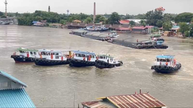 ระทึกกลางแม่น้ำป่าสัก! เรือลากจูงสินค้าอับปางหน้าวัดพนัญเชิงฯ คนขับเรือวัย 62 ปี แขนขวาหัก นักท่องเที่ยวเห็นเหตุการณ์ต่อหน้าต่อตา