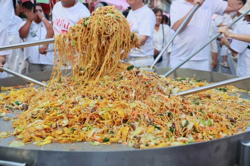 พังงา – ยิ่งใหญ่ ปิดตลาดท้ายเหมือง ผัดหมี่มงคลกระทะยักษ์ เปิดงาน กินผักอิ่มบุญ 9 บาท คนแต่งชุดขาวร่วมงานกว่า 5,000 คน
