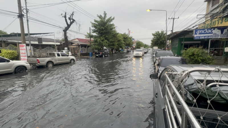 อ่างทอง – ฝนกระหน่ำทำน้ำท่วมขังรอการระบายทั้งเมืองเทศบาลเมืองอ่างทองเร่งระดมสูบออกสู่แม่น้ำเจ้าพระยาที่ระดับน้ำสูงกว่า