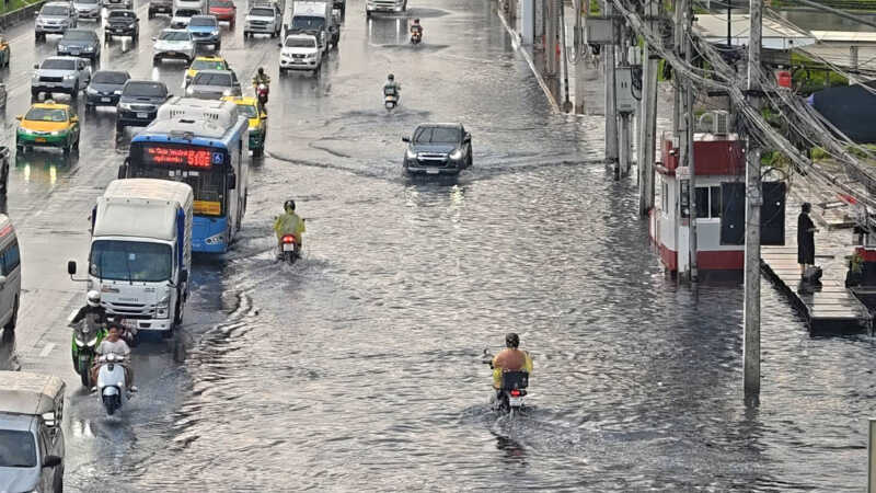 ปทุมธานี – ฝนถล่มครึ่งชั่วโมงหน้าม.กรุงเทพจม 30 ซม.วินจยย.ผงะน้ำดำคล้ำหวั่นเชื้อโรคปะปน