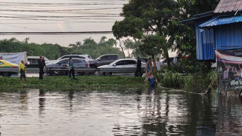 ปทุมธานี – ลมซัดเรือก๋วยเตี๋ยวรังสิตเชือกหลุดลอยคว้างกลางคลองหวิดกระแทกสะพานแดง