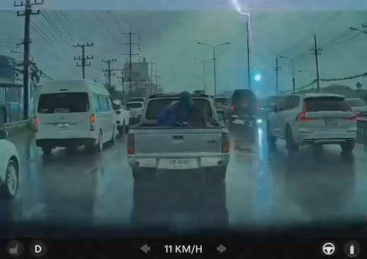 ปทุมธานี – ระทึกกล้องหน้ารถจับภาพฟ้าผ่าเปรี้ยงลงหม้อแปลงสาวขับเก๋งผวาหนัก