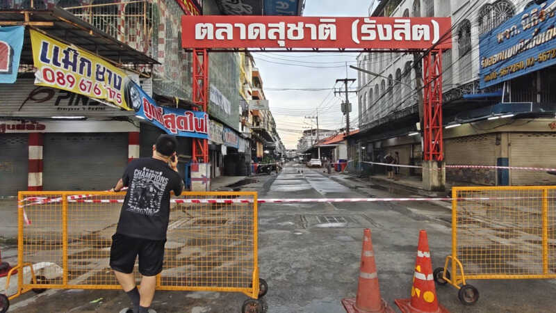ปทุมธานี – พายุขย่มรังสิตพัดป้ายยักษ์บนดาดฟ้าหักโค่นทับตึกข้างเคียงกระเบื้องปลิวถล่มรถจอดหนีน้ำพังระนาว