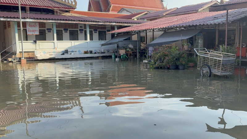 อ่างทอง – ท่วมแล้ววัดต้นสนพระเณรชีต้องเดินลุยน้ำหลังน้ำเจ้าเพิ่มสูงขึ้นได้ลอดใต้เขื่อนผุดเข้าข้างบ่อเต่าเครื่องสูบน้ำไม่ทัน ด้านรองเจ้าอาวาสเผยน้ำท่วมเกลือบเต็มพื้นที่สูง 20 – 30 เซนติเมตร เริ่มกังวล