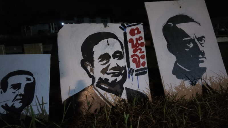 อ่างทอง – เห็นแล้วทึ่งหนุ่มรับจ้างตัดหญ้าวัย42ปีใช้เวลาว่างในช่วงค่ำคืนสร้างงานศิลปะจากวัสดุเหลือใช้วาดภาพเหมือนคนดัง เผยไม่เคยเรียนวาดภาพจากที่ไหนมาก่อน แต่ใช้วิธีจดจำใบหน้าจากภาพที่เคยเห็น แล้วนำมาจินตนาการ แจกฟรีไม่คิดเงิน