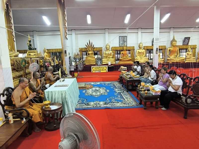 นครนายก – นักท่องเที่ยวทยอยเดินทางมาเข้าพิธีนอนโลงศพแก้ปีชง