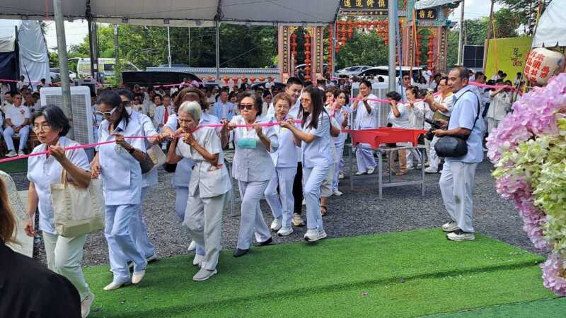 นครนายก – งานมหากุศลเก็บศพไร้ญาติล้างป่าช้า ครั้งที่ 3 เพื่อเก็บศพไร้ญาติที่ฝังอยู่ตามสุสาน