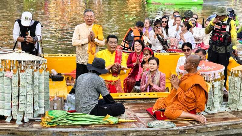 ลพบุรี…สืบสานประเพณีทอดผ้าป่าทางเรือชาวมอญบางขันหมาก
