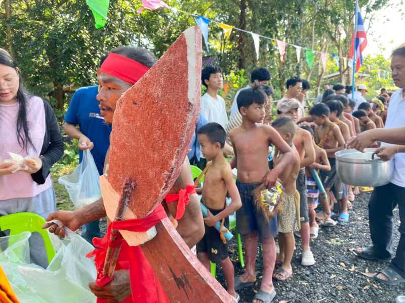 ตราด!แห่ตักบาตรเทโวล่วงหน้าวัดตะกาดร่วมสุข ต.ไม้รูด อ.คลองใหญ่ จ.ตราด