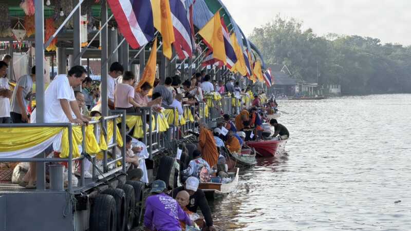 ปทุมธานีทต.บ้านกลางจัดตักบาตรพระร้อยทางเรือวัดมะขามสืบสานประเพณีร้อยปี