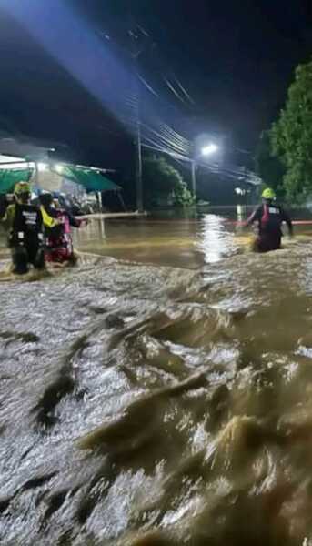 สลด! บางสะพานระดมทีมกู้ภัยค้นหาหญิงวัย 44 ปี ถูกกระแสน้ำพัดสูญหาย ใช้เวลากว่า 2 ชั่วโมงพบร่าง