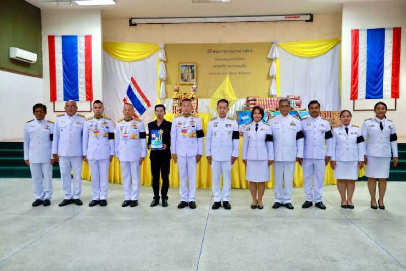 ผู้ว่าฯ ชลบุรี ให้การต้อนรับประธานพิธีพระราชทานอาหารสัตว์ เพื่อเป็นขวัญและกำลังใจให้เพจเฟซบุ๊ก “หมาจรนอนดิน”