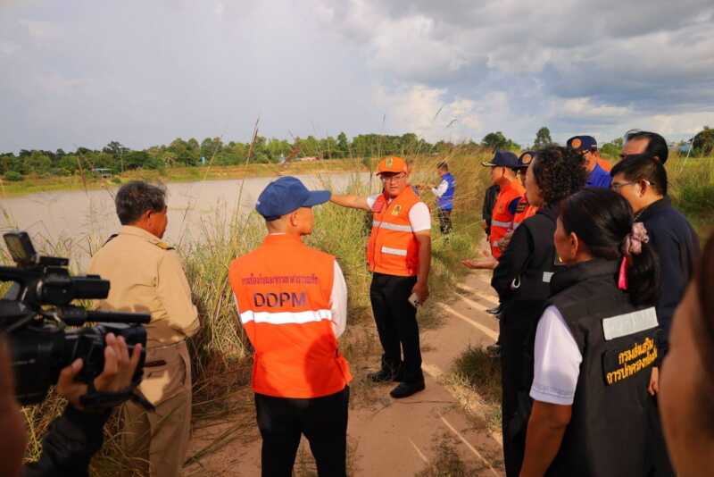 ผู้ว่าฯ ร้อยเอ็ด เร่งแก้ปัญหาภัยแล้งศรีสมเด็จ ผันน้ำเติมสระประปา คาด 10 วัน ได้น้ำ 5 หมื่นลูกบาศก์เมตร สำรองใช้ถึงเดือนมีนาคม
